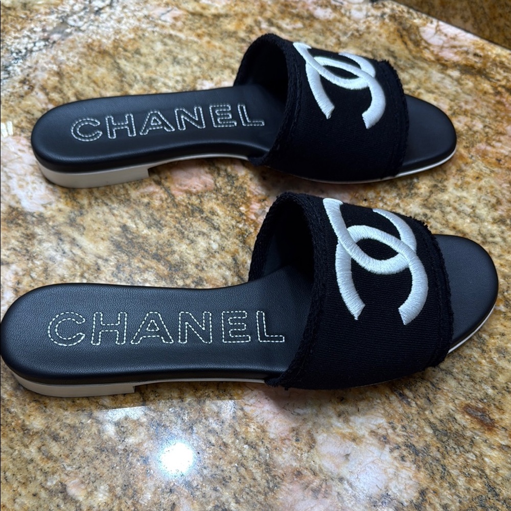 CHANEL Black and White Sandals with Minimalist Design - Picture 7 of 9